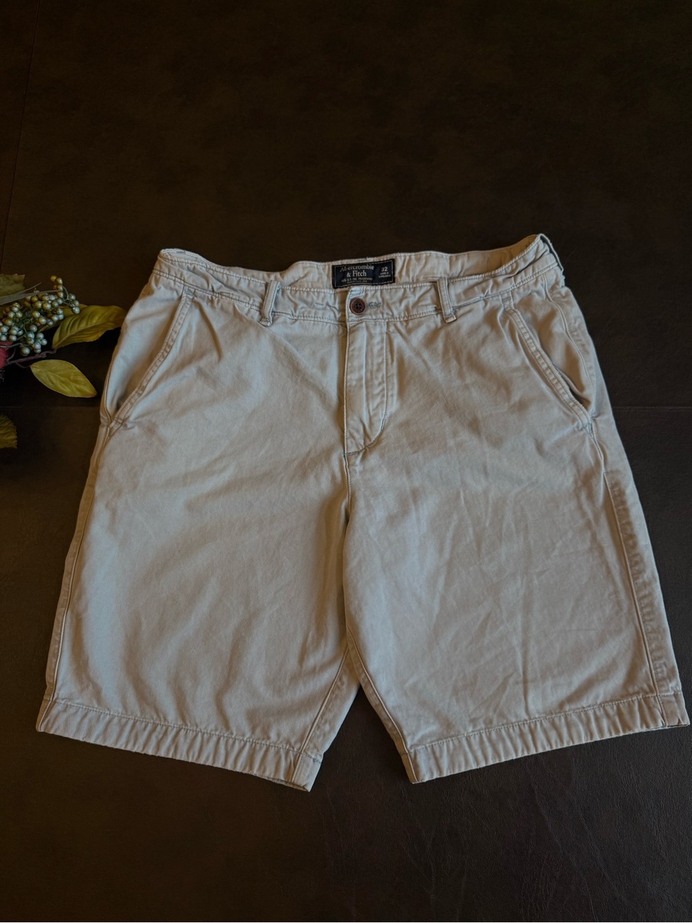 Abercrombie & Fitch A&F Men's Muted Light Blue/Grey Khaki 9in Shorts, Size 32